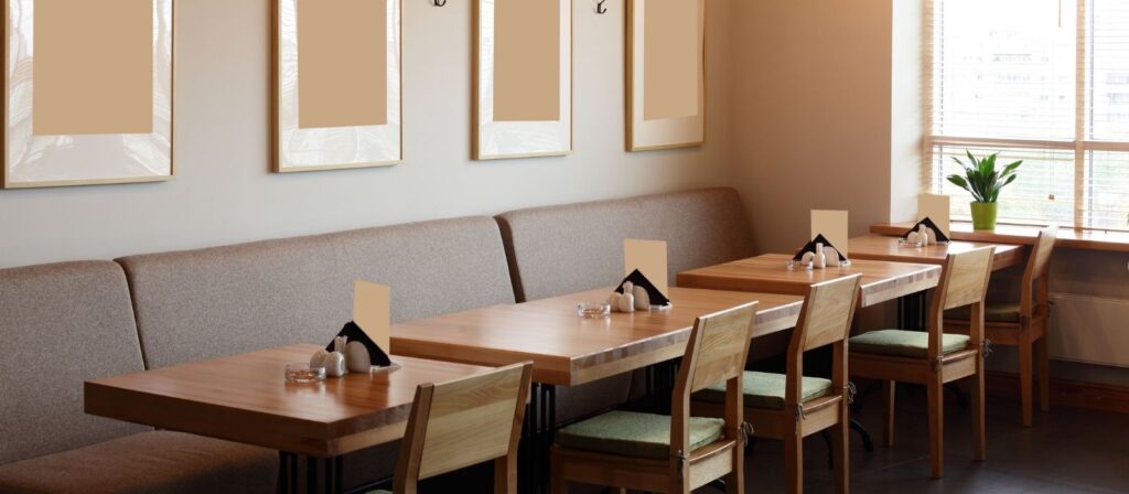 椅子とテーブルが並ぶ店内
